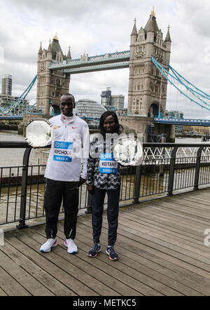 Londres, Royaume-Uni. Apr 23, 2018. Aujourd'hui vu la conclusion de la série xiwich a commencé avec le 2017 VMLM et trophées ont été remis à la série champions ,le gagnant du marathon et Eliud Kipchoge(Kenya)Mary Keitany(Kenya) Marcel Hug (Suisse) et Manuela Schar (Suisse) sont également présents les gagnants en fauteuil roulant David Weir GO) Madison de Rosario (Australie) et le gagnant du marathon femmes Vivian Cheruiyot (Kenya)et des chèques pour leurs organismes respectifs ont été présentés ainsi@Paul Quezada-Neiman/Alamy Live News Banque D'Images