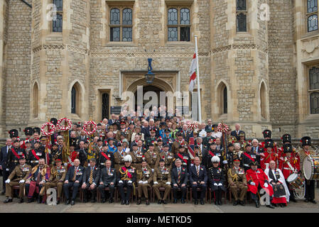 Tour de Londres, au Royaume-Uni. 23 avril, 2018. Le Régiment royal de fusiliers ont reçu l'autorisation de garder la Tour de Londres, leur quartier général régimentaire, pendant 48 heures sur leur 50e anniversaire avec le duc de Kent, le Colonel en Chef des Fusiliers, en participant à une action de grâces spéciales avec des invités. Credit : Malcolm Park/Alamy Live News. Banque D'Images