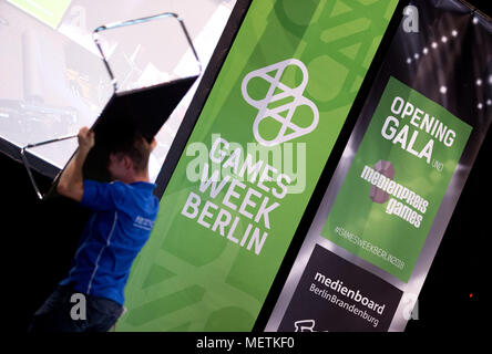 23 avril 2018, Allemagne, Berlin : un homme porte sur une chaise à un stade de la Gamesweek Berlin 2018. L'ordinateur et aux jeux vidéo # 2018 gamesweekberlin équitable commence aujourd'hui à Saeaelchen à la gare Ostbahnhof. Photo : Lisa Ducret/dpa Banque D'Images