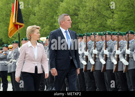 23 avril 2018, Allemagne, Berlin : Ursula von der Leyen, de l'Union chrétienne-démocrate (CDU), le ministre allemand de la Défense, reçoit son homologue autrichien Mario Kunasek avec honneurs militaires. Photo : Wolfgang Kumm/dpa Banque D'Images