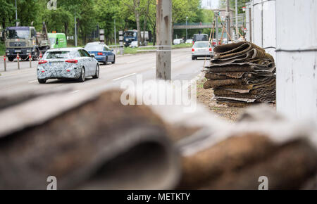 23 avril 2018, Allemagne, Stuttgart : voitures de route passé parties du mur de mousse qui a été mis en place près de la porte de Neckar. Le mur était partie d'une expérience qui était censée clarifier si moss peuvent aider à réduire la poussière fine de la pollution dans les rues. Maintenant, elle a été supprimée. Photo : Sebastian Gollnow/dpa Banque D'Images