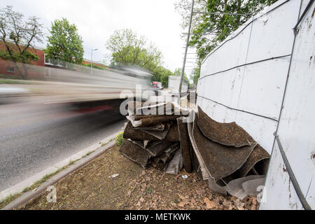 23 avril 2018, Allemagne, Stuttgart : Un chariot passe passé parties du mur de mousse qui a été mis en place près de la porte de Neckar. (Prises avec exposition longue) Le mur faisait partie d'une expérience qui était censée clarifier si moss peuvent aider à réduire la poussière fine de la pollution dans les rues. Maintenant, elle a été supprimée. Photo : Sebastian Gollnow/dpa Banque D'Images