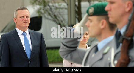 23 avril 2018, Allemagne, Berlin : Ursula von der Leyen, de l'Union chrétienne-démocrate (CDU), le ministre allemand de la Défense, reçoit son homologue autrichien Mario Kunasek avec honneurs militaires. Photo : Wolfgang Kumm/dpa Banque D'Images