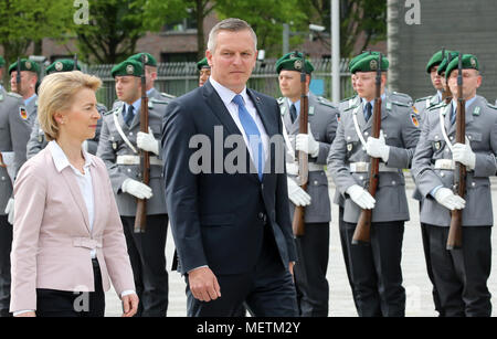 23 avril 2018, Allemagne, Berlin : Ursula von der Leyen, de l'Union chrétienne-démocrate (CDU), le ministre allemand de la Défense, reçoit son homologue autrichien Mario Kunasek avec honneurs militaires. Photo : Wolfgang Kumm/dpa Banque D'Images