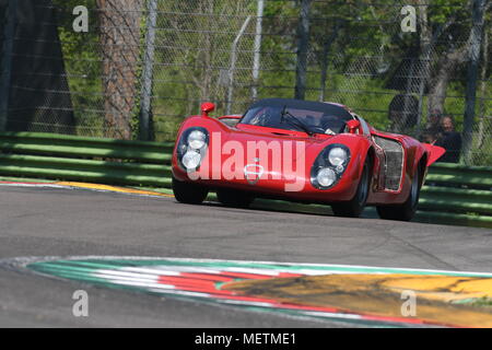 21 avril 2018 : Arturo Merzario dur Alfa Romeo Tipo 33/2 Daytona coupé lors du Festival 2018 Légende du moteur au circuit d'Imola en Italie. Banque D'Images