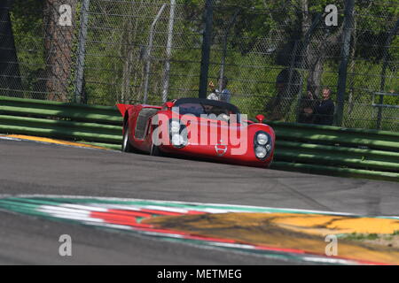 21 avril 2018 : Arturo Merzario dur Alfa Romeo Tipo 33/2 Daytona coupé lors du Festival 2018 Légende du moteur au circuit d'Imola en Italie. Banque D'Images