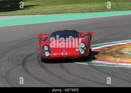 21 avril 2018 : Arturo Merzario dur Alfa Romeo Tipo 33/2 Daytona coupé lors du Festival 2018 Légende du moteur au circuit d'Imola en Italie. Banque D'Images