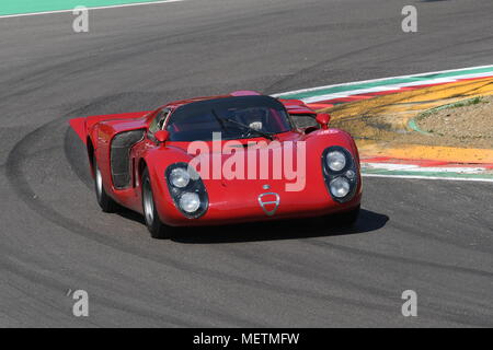 21 avril 2018 : Arturo Merzario dur Alfa Romeo Tipo 33/2 Daytona coupé lors du Festival 2018 Légende du moteur au circuit d'Imola en Italie. Banque D'Images