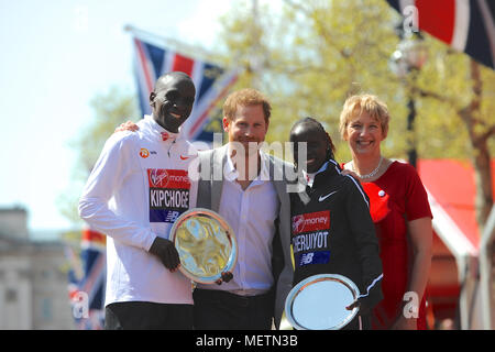 Elud Kipchoge (KEN) et Vivian Cheruiyot (KEN) sur le podium avec Son Altesse Royale, le prince Harry et Anne Gadhia (PDG de Virgin Money UK) lors de la remise des prix pour le Marathon de Londres Virgin Money, les courses en fauteuil roulant le Mall, Londres, Royaume-Uni. Eliud Kipchoge avait déjà confirmé son statut de roi du marathon quand il a remporté le marathon de Londres Virgin Money men's race pour la troisième fois avec un temps de 2:04:17. Cheruiyot a mené une course parfaitement jugé de prendre le titre dans l'élite dames et devenir la quatrième femme la plus rapide de tous les temps sur l'épuisant marathon dis Banque D'Images