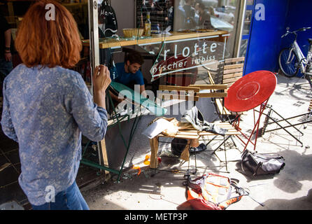 23 avril 2018, Allemagne, Berlin : La fenêtre d'un café est détruit après un accident. Apparemment, le conducteur de la voiture s'est écrasé accidentellement dans le café pendant la marche arrière. Photo : Gregor Fischer/dpa Banque D'Images