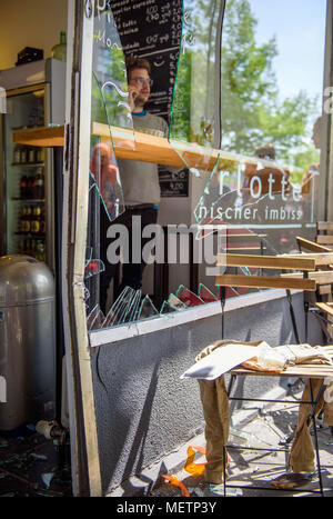 23 avril 2018, Allemagne, Berlin : La fenêtre d'un café est détruit après un accident. Apparemment, le conducteur de la voiture s'est écrasé accidentellement dans le café pendant la marche arrière. Photo : Gregor Fischer/dpa Banque D'Images