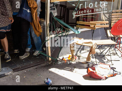 23 avril 2018, Allemagne, Berlin : La fenêtre d'un café est détruit après un accident. Apparemment, le conducteur de la voiture s'est écrasé accidentellement dans le café pendant la marche arrière. Photo : Gregor Fischer/dpa Banque D'Images