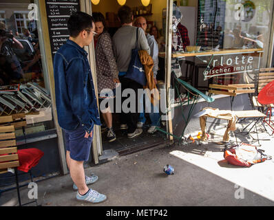 23 avril 2018, Allemagne, Berlin : La fenêtre d'un café est détruit après un accident. Apparemment, le conducteur de la voiture s'est écrasé accidentellement dans le café pendant la marche arrière. Photo : Gregor Fischer/dpa Banque D'Images