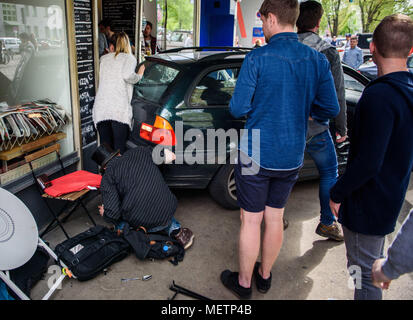 23 avril 2018, Allemagne, Berlin : Une voiture est à côté d'un café à Berlin. Apparemment, le conducteur de la voiture s'est écrasé accidentellement dans le café pendant la marche arrière. Photo : Gregor Fischer/dpa Banque D'Images
