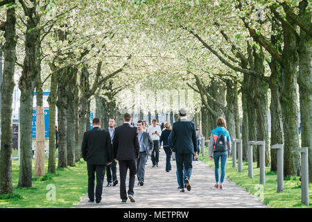 Hanovre, Allemagne. 23 avril 2018, les visiteurs de la Foire de Hanovre 2018, se promenant dans une ruelle. Photo : afp/Spata Ole : dpa Crédit photo alliance/Alamy Live News Banque D'Images