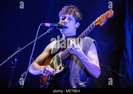 Milan Italie. 22 avril 2018. Le groupe de rock indépendant anglais dérive octobre il se produit sur scène à l'ouverture de Mediolanum Forum montrent des éditeurs. Credit : Rodolfo Sassano/Alamy Live News Banque D'Images