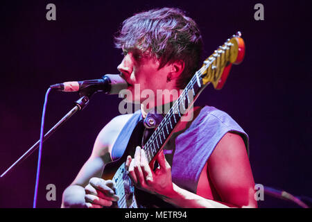 Milan Italie. 22 avril 2018. Le groupe de rock indépendant anglais dérive octobre il se produit sur scène à l'ouverture de Mediolanum Forum montrent des éditeurs. Credit : Rodolfo Sassano/Alamy Live News Banque D'Images