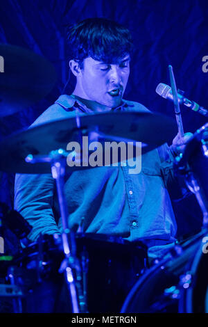 Milan Italie. 22 avril 2018. Le groupe de rock indépendant anglais dérive octobre il se produit sur scène à l'ouverture de Mediolanum Forum montrent des éditeurs. Credit : Rodolfo Sassano/Alamy Live News Banque D'Images