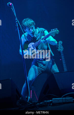 Milan Italie. 22 avril 2018. Le groupe de rock indépendant anglais dérive octobre il se produit sur scène à l'ouverture de Mediolanum Forum montrent des éditeurs. Credit : Rodolfo Sassano/Alamy Live News Banque D'Images