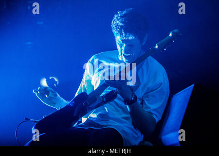 Milan Italie. 22 avril 2018. Le groupe de rock indépendant anglais dérive octobre il se produit sur scène à l'ouverture de Mediolanum Forum montrent des éditeurs. Credit : Rodolfo Sassano/Alamy Live News Banque D'Images