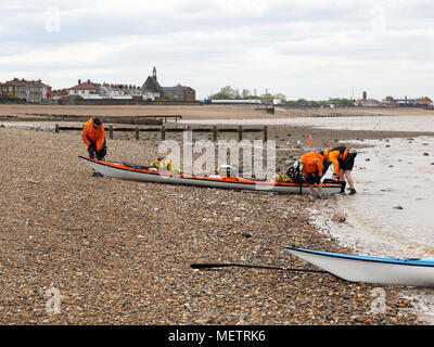 Sheerness, Kent, UK. 23 avril, 2018. Deux filles d'Oxford - Kate Culverwell (19) et Anna Blackwell (24) - sont 'kayak le continent' de Londres à la mer Noire pour le cancer du pancréas l'action, une première mondiale dans un kayak tandem et 4000km, 13 pays et 4 capitales. L'expédition est de recueillir des fonds pour le cancer du pancréas l'action dans la mémoire de Kate's père, David Culverwell. Aujourd'hui, ils sont arrivés à l'île de Sheppey Sailing Club à 2h00 après avoir quitté Gravesend ce matin. Ils ont quitté Londres sur leur voyage épique le samedi. Credit : James Bell/Alamy Live News Banque D'Images