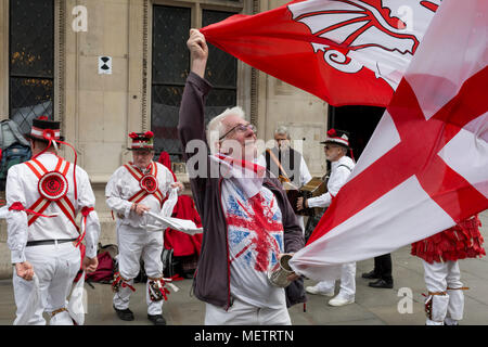 London, UK : le 23 avril 2018. La danse Morris Men sur St George's Day sur Liverpool Street dans le quartier financier de la capitale (aka le Square Mile), le 23 avril, la ville de Londres, en Angleterre. Crédit : Richard Baker / Alamy Live News Banque D'Images