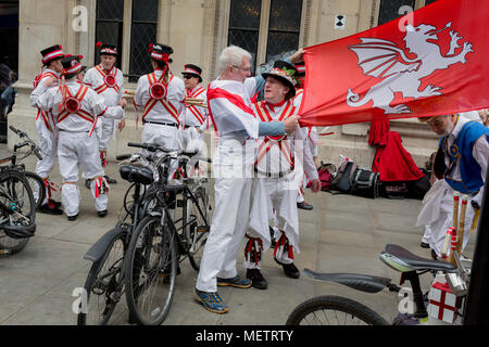 London, UK : le 23 avril 2018. La danse Morris Men sur St George's Day sur Liverpool Street dans le quartier financier de la capitale (aka le Square Mile), le 23 avril, la ville de Londres, en Angleterre. Crédit : Richard Baker / Alamy Live News Banque D'Images