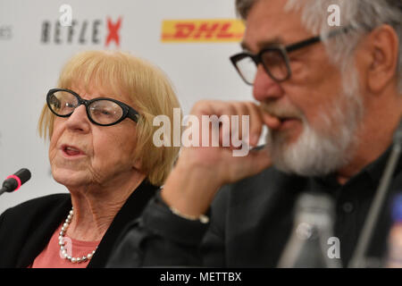 Le 53e Festival International du Film de Karlovy Vary va rendre hommage à la fin de l'Oscar du meilleur réalisateur tchèque Milos Forman et son écran d'amours d'une blonde comme film d'ouverture le 29 juin, président du festival, Jiri Bartoska (droite) a dit à une conférence de presse aujourd'hui, le lundi 23 avril, 2018. Acteur tchèque Jaromir Hanzlik, 70, recevra le prix du président du festival. Les organisateurs ont présenté le logo du festival, traditionnellement désignée par Studio Najbrt, qui se compose de deux extraits de films en noir et blanc comme un symbole de la transition de la cinématographie celluloid de numérisation. Le festiv Banque D'Images