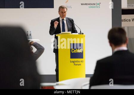 23 avril 2018, l'Allemagne, Hanovre : le commissaire de l'UE pour le budget et le personnel, Guenther Oettinger, parlant à la foire de Hanovre et le CeMAT. Photo : Philipp von Ditfurth/dpa Banque D'Images