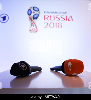 23 avril 2018, l'Allemagne, Hambourg : Micros de ARD et ZDF (R) sur une table avant qu'une conférence de presse de l'ARD et ZDF concernant la coupe du monde. Photo : Christian Charisius/dpa Banque D'Images