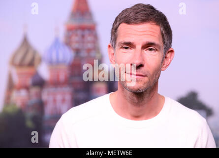 23 avril 2018, l'Allemagne, Hambourg : ZDF animateur de l'émission 'WM-Kvartira', Mickey Beisenherz, lors d'une pousse de photo avant une conférence de presse de l'ARD et ZDF concernant la coupe du monde. Photo : Christian Charisius/dpa Banque D'Images