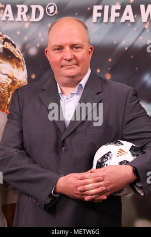 23 avril 2018, l'Allemagne, Hambourg : ZDF animateur de l'émission 'WM-Kvartira', Joerg Thadeusz, lors d'une pousse de photo avant une conférence de presse de l'ARD et ZDF concernant la coupe du monde. Photo : Christian Charisius/dpa Banque D'Images