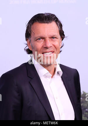 23 avril 2018, l'Allemagne, Hambourg : ZDF expert pour la coupe du monde de football 2018 en Russie, Urs Meier, lors d'une pousse de photo avant une conférence de presse de l'ARD et ZDF concernant la coupe du monde. Photo : Christian Charisius/dpa Banque D'Images