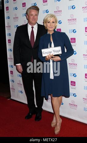 New York, NY, USA. Apr 23, 2018. Joe Scarborough, Mika Brzezinski arrivées à New York pour les femmes dans la matrice de communication Awards, Sheraton New York Times Square Hotel, New York, NY Le 23 avril 2018. Credit : RCF/Everett Collection/Alamy Live News Banque D'Images