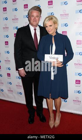 New York, NY, USA. Apr 23, 2018. Joe Scarborough, Mika Brzezinski arrivées à New York pour les femmes dans la matrice de communication Awards, Sheraton New York Times Square Hotel, New York, NY Le 23 avril 2018. Credit : RCF/Everett Collection/Alamy Live News Banque D'Images