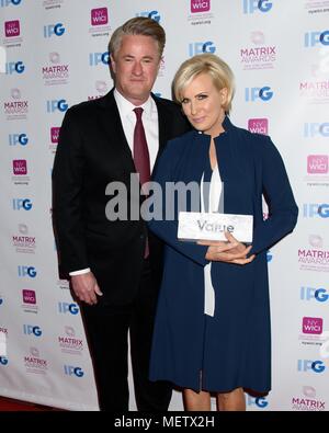 New York, NY, USA. Apr 23, 2018. Joe Scarborough, Mika Brzezinski arrivées à New York pour les femmes dans la matrice de communication Awards, Sheraton New York Times Square Hotel, New York, NY Le 23 avril 2018. Credit : RCF/Everett Collection/Alamy Live News Banque D'Images