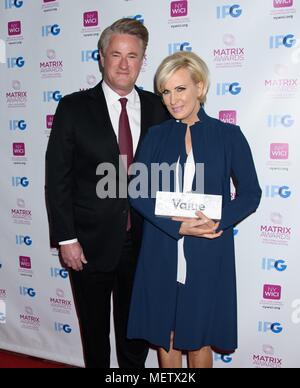 New York, NY, USA. Apr 23, 2018. Joe Scarborough, Mika Brzezinski arrivées à New York pour les femmes dans la matrice de communication Awards, Sheraton New York Times Square Hotel, New York, NY Le 23 avril 2018. Credit : RCF/Everett Collection/Alamy Live News Banque D'Images