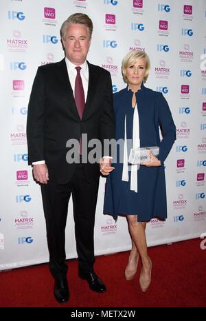 New York, NY, USA. Apr 23, 2018. Joe Scarborough, Mika Brzezinski arrivées à New York pour les femmes dans la matrice de communication Awards, Sheraton New York Times Square Hotel, New York, NY Le 23 avril 2018. Credit : RCF/Everett Collection/Alamy Live News Banque D'Images