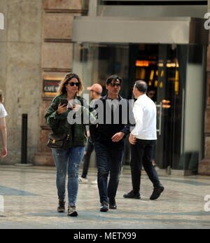 Milano, Vincenzo Montella e moglie Rachele Di Fiore un pranzo dans centro dopo aver perso par 5-0 la finale de la Coppa del Re un contro il Madrid Barcelone, l'allenatore del SIVIGLIA, VINCENZO MONTELLA tr è concesso Una giornata di relax insieme alla moglie Rachele Di Fiore. Eccoli LANGOSTERIA mentre escono dalla '', Noto Ristorante del centro, dopo aver pranzato insieme, poi fanno una passeggiata per andare a prendre la loro macchina ma non ricordano dove si trova il parcheggio, e si fanno aiutare da 2 fotografi ose farsi par l'indicazione esatta. Banque D'Images