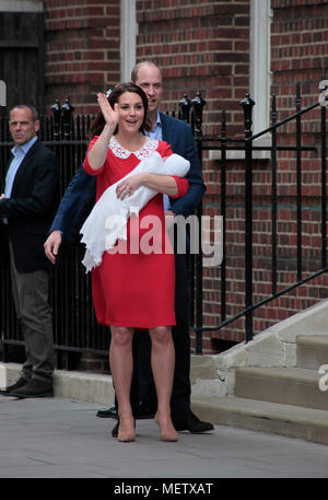 Londres, Royaume-Uni. 23 avril, 2018. Couple Royal le Duc et la duchesse de Cambridge se dégagent de l'aile Lindo au St Mary's Hospital de Paddington Londres, après la naissance de leur troisième enfant, un garçon, 5ème rangée au trône. Le nouveau-né prince a été nommé Louis Arthur Charles. Crédit photo : riche Crédit : BOWEN bowen riche/Alamy Live News Banque D'Images