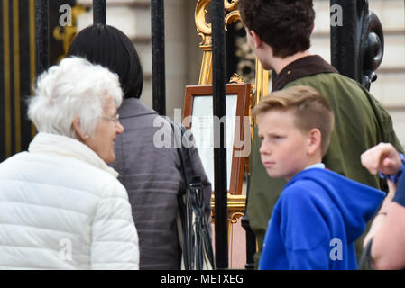 Buckingham Palace, London, UK. 23 avril 2018. Les membres du public d'attente afin de voir l'avis de la naissance du troisième enfant de la duchesse de Cambridge et le Prince William. Crédit : Matthieu Chattle/Alamy Live News Banque D'Images