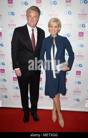 New York, NY, USA. Apr 23, 2018. Mika Brzezinski, Joe Scarborough arrivées à New York pour les femmes dans la matrice de communication Awards, Sheraton New York Times Square Hotel, New York, NY Le 23 avril 2018. Credit : Kristin Callahan/Everett Collection/Alamy Live News Banque D'Images