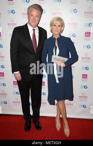 New York, NY, USA. Apr 23, 2018. Mika Brzezinski, Joe Scarborough arrivées à New York pour les femmes dans la matrice de communication Awards, Sheraton New York Times Square Hotel, New York, NY Le 23 avril 2018. Credit : Kristin Callahan/Everett Collection/Alamy Live News Banque D'Images