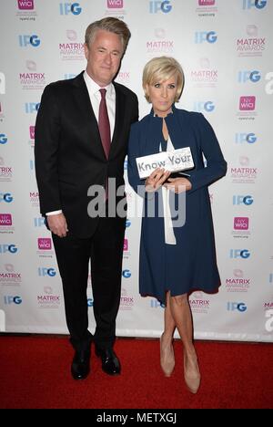 New York, NY, USA. Apr 23, 2018. Mika Brzezinski, Joe Scarborough arrivées à New York pour les femmes dans la matrice de communication Awards, Sheraton New York Times Square Hotel, New York, NY Le 23 avril 2018. Credit : Kristin Callahan/Everett Collection/Alamy Live News Banque D'Images