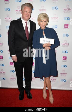 New York, NY, USA. Apr 23, 2018. Mika Brzezinski, Joe Scarborough arrivées à New York pour les femmes dans la matrice de communication Awards, Sheraton New York Times Square Hotel, New York, NY Le 23 avril 2018. Credit : Kristin Callahan/Everett Collection/Alamy Live News Banque D'Images