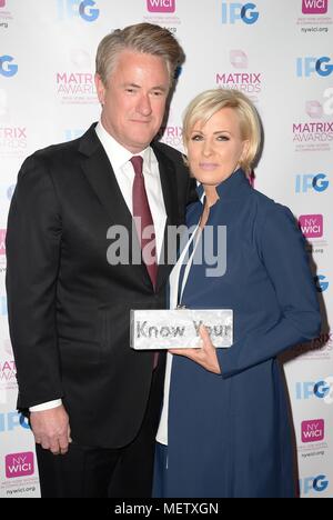 New York, NY, USA. Apr 23, 2018. Mika Brzezinski, Joe Scarborough arrivées à New York pour les femmes dans la matrice de communication Awards, Sheraton New York Times Square Hotel, New York, NY Le 23 avril 2018. Credit : Kristin Callahan/Everett Collection/Alamy Live News Banque D'Images