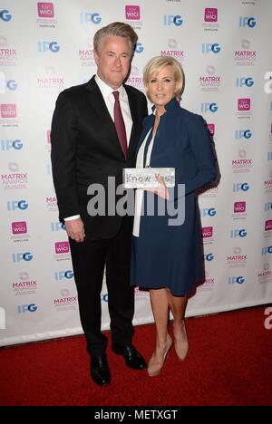 New York, NY, USA. Apr 23, 2018. Mika Brzezinski, Joe Scarborough arrivées à New York pour les femmes dans la matrice de communication Awards, Sheraton New York Times Square Hotel, New York, NY Le 23 avril 2018. Credit : Kristin Callahan/Everett Collection/Alamy Live News Banque D'Images