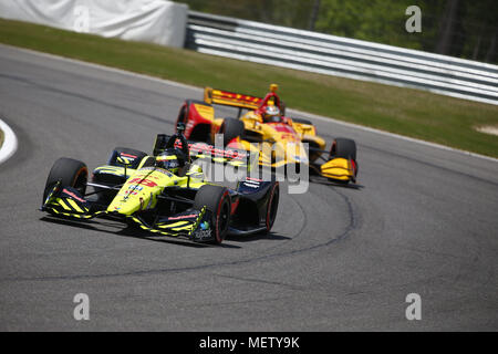 Birmingham, Alabama, USA. Apr 23, 2018. Sébastien Bourdais (18) de la France pour les batailles à travers la position tourne pendant le Grand Prix Honda de l'Alabama à Barber Motorsports Park à Birmingham, Alabama. Crédit : Justin R. Noe Asp Inc/ASP/ZUMA/Alamy Fil Live News Banque D'Images