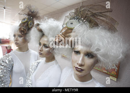 Kiev, Ukraine. Apr 23, 2018. Lors d'un backstage d'attente modèles grande finale du Festival international annuel de la coiffure, de la mode et du Design ''Crystal Angel'' à Kiev, Ukraine, le 23 avril 2018. Coiffeurs et maquilleurs ont participé au festival annuel de coiffeurs, du 22 au 23 avril. Crédit : Serg Glovny/ZUMA/Alamy Fil Live News Banque D'Images