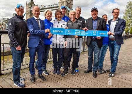 Londres, Royaume-Uni. 23 avril, 2018. Les fonctionnaires VMLM chez Winners présentation après le Virgin Money 2018 Marathon de Londres le lundi 23 avril 2018. Londres, Angleterre. Credit : Taka Wu/Alamy Live News Banque D'Images